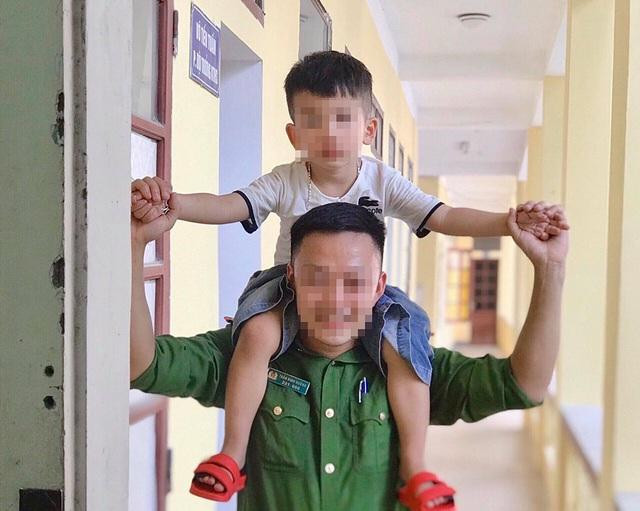 Các chiến sỹ Công an thành phố Vinh làm "bảo mẫu". Các chiến sỹ Công an thành phố Vinh làm "bảo mẫu".