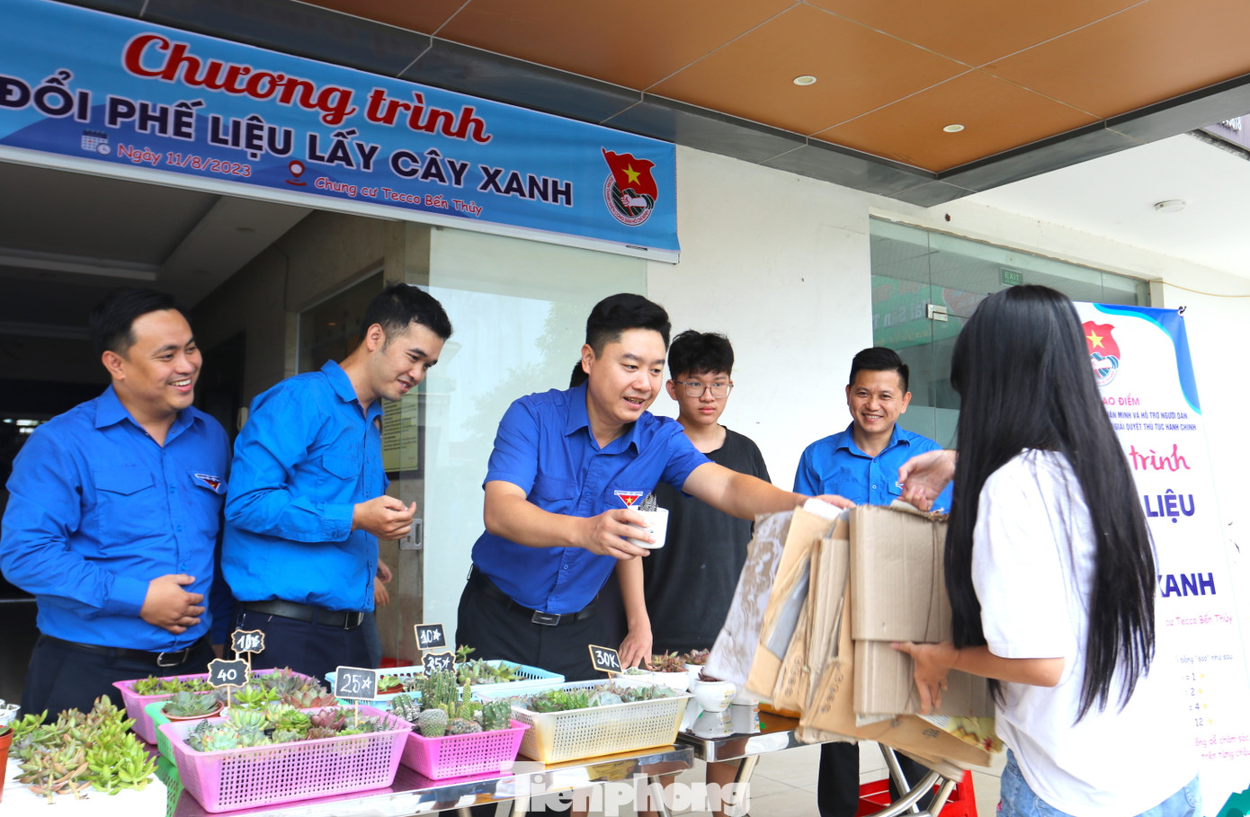 Sáng 11/8, Tỉnh Đoàn Nghệ An đã phối hợp với Thành đoàn thành phố Vinh tổ chức gian hàng đổi cây xanh lấy phế liệu tại khu vực phường Bến Thủy (TP. Vinh, Nghệ An). Ảnh: Anh Lê Văn Lương - Ủy viên BTV T.Ư Đoàn, Bí thư Tỉnh Đoàn Nghệ An trực tiếp đổi cây xanh lấy phế liệu cho những em học sinh tại gian hàng ở chung cư Tecco Bến Thủy.