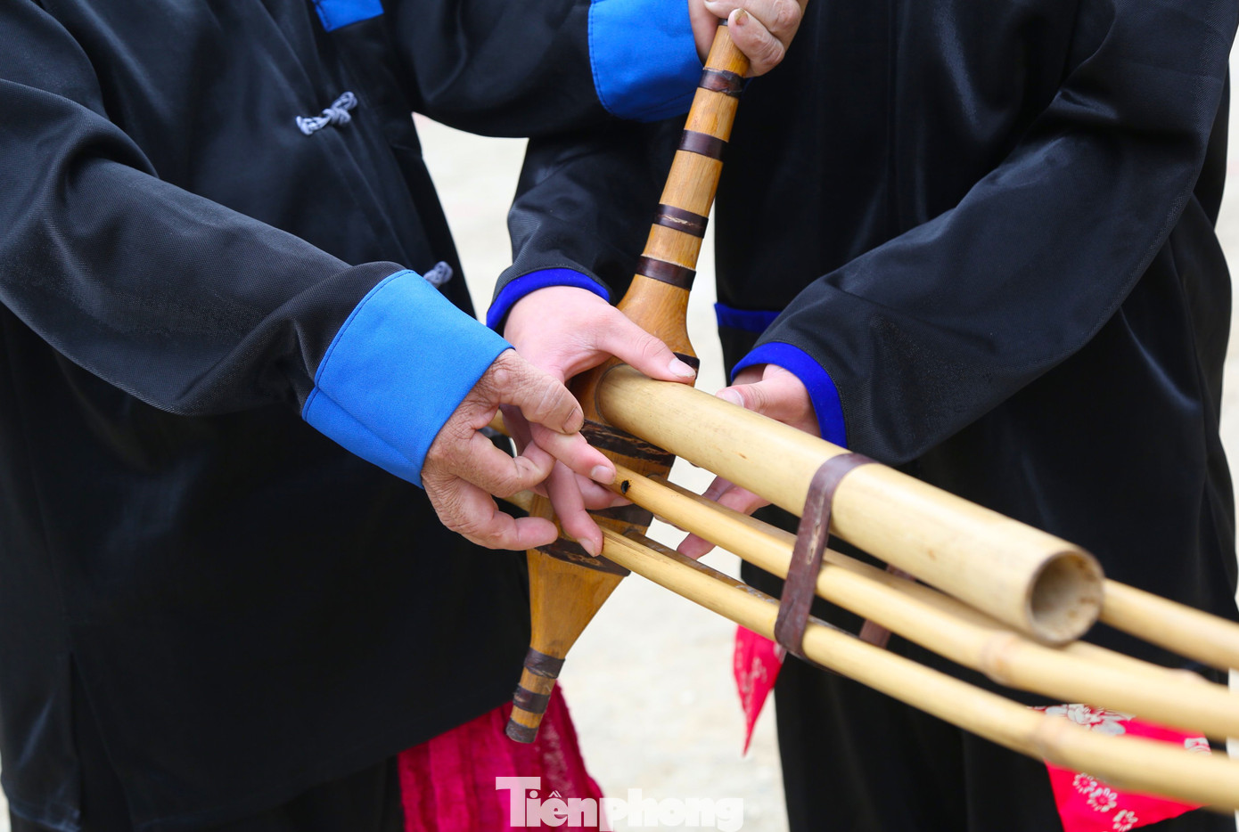 Ở đồng bào người Mông, cây Khèn là một vật thiêng, mang đậm bản sắc văn hóa của người bản địa. Chính vì thế, từ nhỏ nhiều trẻ em đã được người lớn bày dạy để thổi khèn.