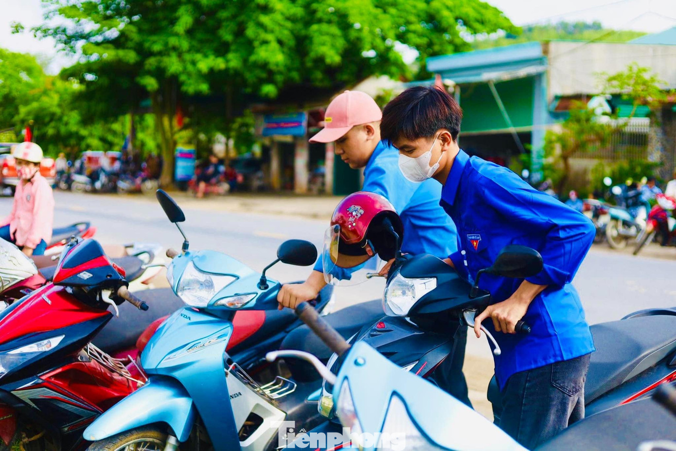 Các bạn đoàn viên hỗ trợ dắt xe cho thí sinh đến trường thi.