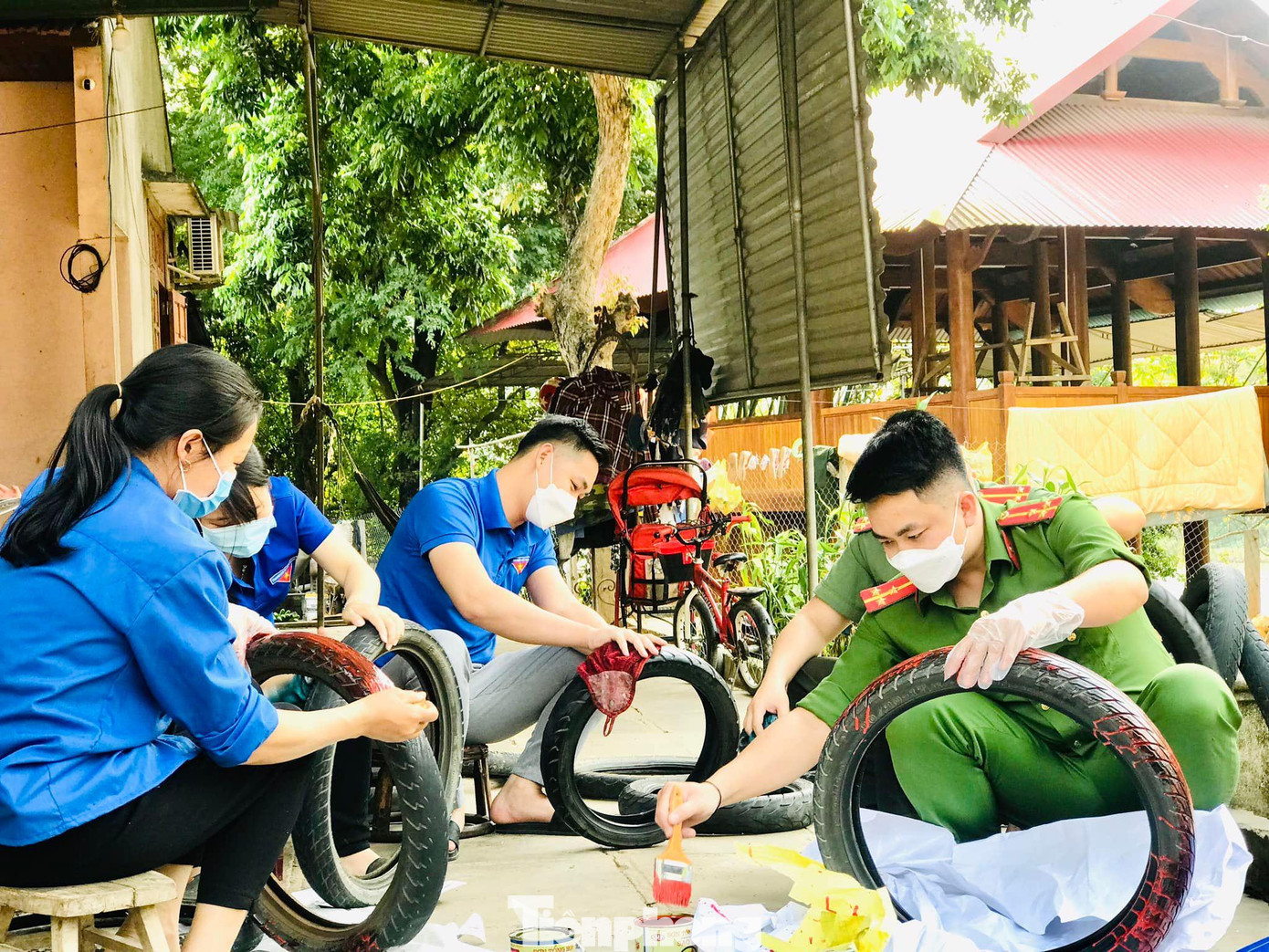 Vật liệu để làm biển cảnh báo là lốp xe máy đã qua sử dụng. Mặt biển báo được làm bằng các tấm tôn tròn, sơn nền xanh.