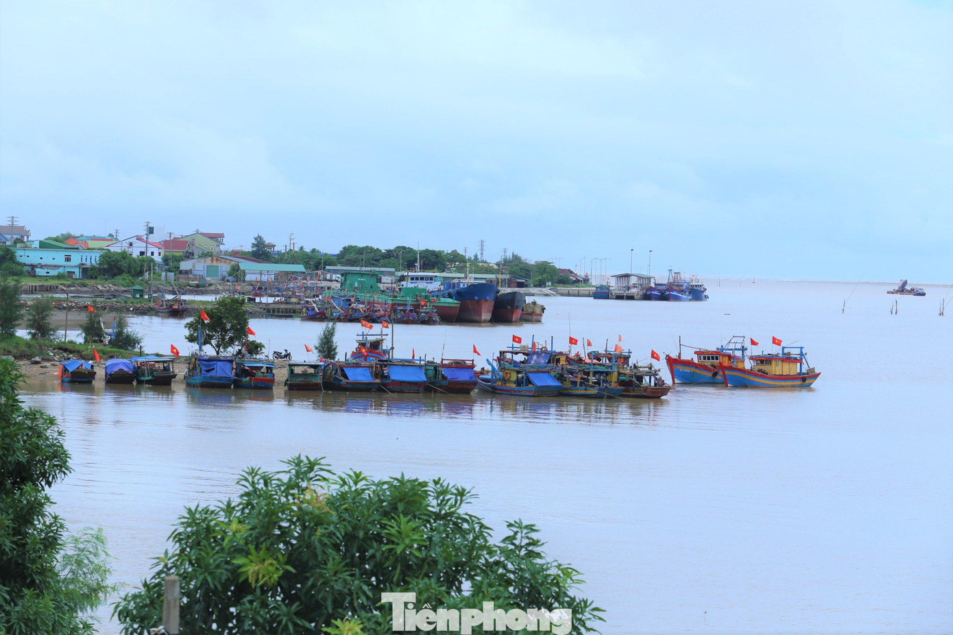 Theo Trung tâm Khí tượng Thủy văn Quốc gia, vào 10 giờ sáng nay (9/9), tâm bão Côn Sơn cách quần đảo Hoàng Sa khoảng 570km về phía Đông Đông Nam. Sức gió mạnh nhất vùng gần tâm bão mạnh cấp 9 (75-90km/giờ), giật cấp 11. Bán kính gió mạnh từ cấp 6, giật từ cấp 8 trở lên khoảng 120km tính từ tâm bão.