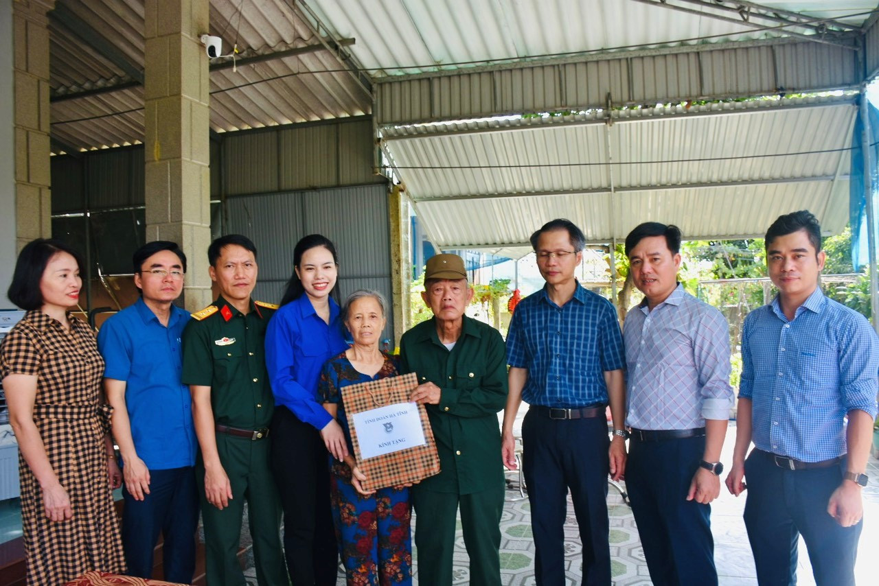 Tỉnh Đoàn Hà Tĩnh và ngành địa phương cũng tặng quà cho các gia đình thanh niên xung phong, gia đình chính sách. Đây là dịp để tuổi trẻ Hà Tĩnh phát huy truyền thống đạo lý “Uống nước nhớ nguồn” của dân tộc.