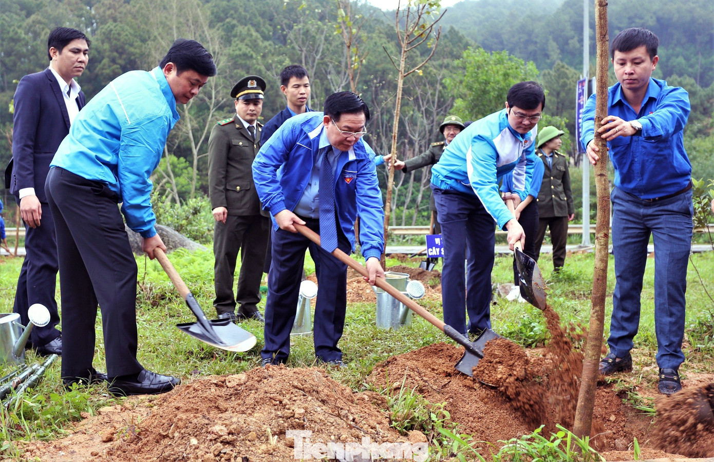 Chủ tịch Quốc hội Vương Đình Huệ, Bí thư thứ nhất T.Ư Đoàn Bùi Quang Huy, Bí thư Tỉnh ủy Nghệ An Thái Thanh Quý trồng cây đời đời nhớ ơn Bác Hồ.