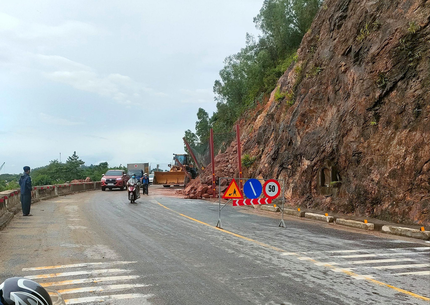 Núi Nguộc bị sạt lở, đất đá tràn xuống QL46 Núi Nguộc bị sạt lở, đất đá tràn xuống QL46