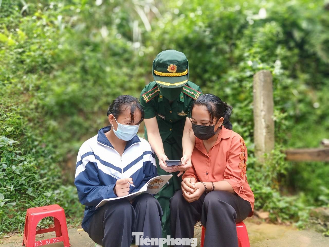 Do địa bàn biên giới khó khăn, điều kiện để các em học sinh có đầy đủ trang thiết bị học online là không thể, do đó các đơn vị Biên phòng - Bộ đội Biên phòng Nghệ An đã cử các đội công tác trực tiếp xuống địa bàn giúp đỡ các em học sinh. Do địa bàn biên giới khó khăn, điều kiện để các em học sinh có đầy đủ trang thiết bị học online là không thể, do đó các đơn vị Biên phòng - Bộ đội Biên phòng Nghệ An đã cử các đội công tác trực tiếp xuống địa bàn giúp đỡ các em học sinh.