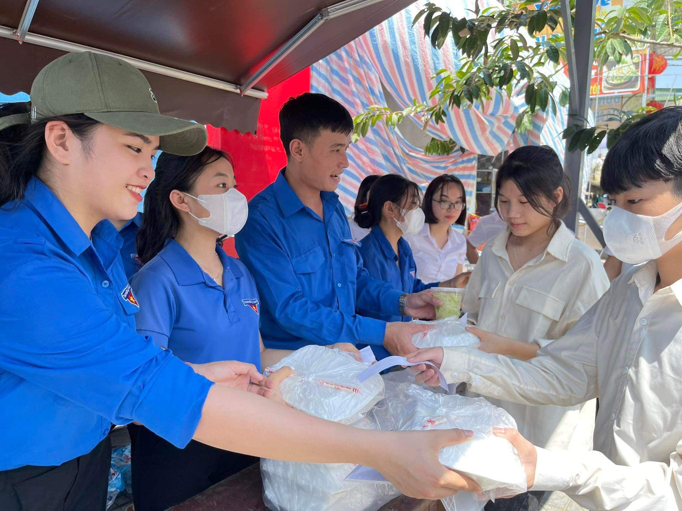 Ngoài ra, Huyện đoàn Tương Dương còn phối hợp với các tổ chức để nấu ăn và trao tặng các suất cơm, suất bánh mỳ miễn phí đến cho thí sinh và phụ huynh ở xa về tham dự kỳ thi.