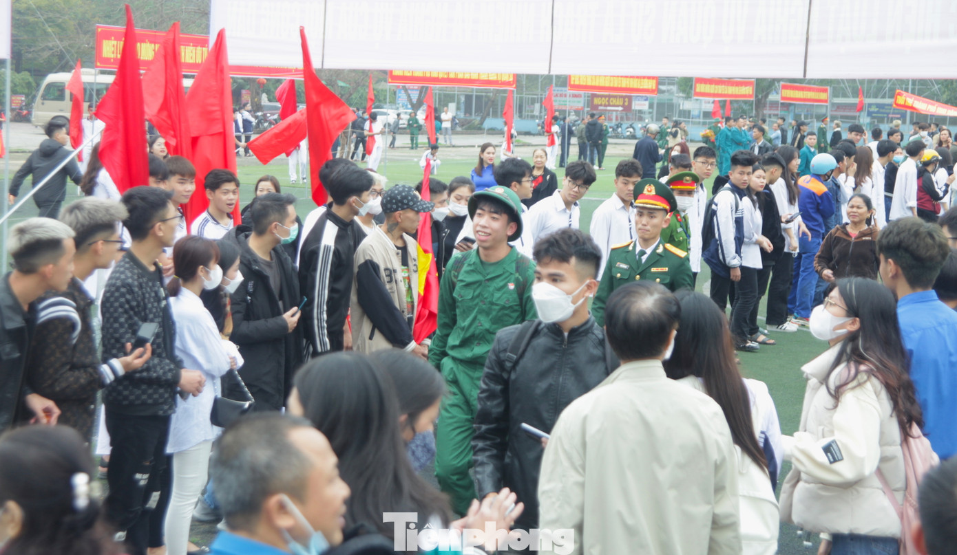 Sau buổi lễ, các công dân ra khu vực xe di chuyển để về đơn vị. Đứng hai bên, người thân, bạn bè chúc các công dân lên đường nhập ngũ mạnh khỏe, hoàn thành tốt nhiệm vụ được giao. Sau buổi lễ, các công dân ra khu vực xe di chuyển để về đơn vị. Đứng hai bên, người thân, bạn bè chúc các công dân lên đường nhập ngũ mạnh khỏe, hoàn thành tốt nhiệm vụ được giao.