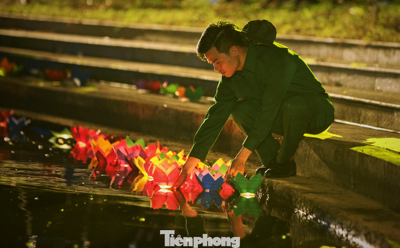 Hoạt động thắp nến tri ân và thả hoa đăng là việc làm đầy ý nghĩa, thể hiện tấm lòng biết ơn của tuổi trẻ, của những người được hưởng cuộc sống trong nền hòa bình với các anh hùng, liệt sỹ và những người cống hiến cho quê hương, đất nước.