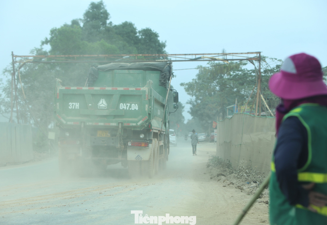 Bụi dày đặc từ xe chở vật liệu ra vào các tuyến đường.