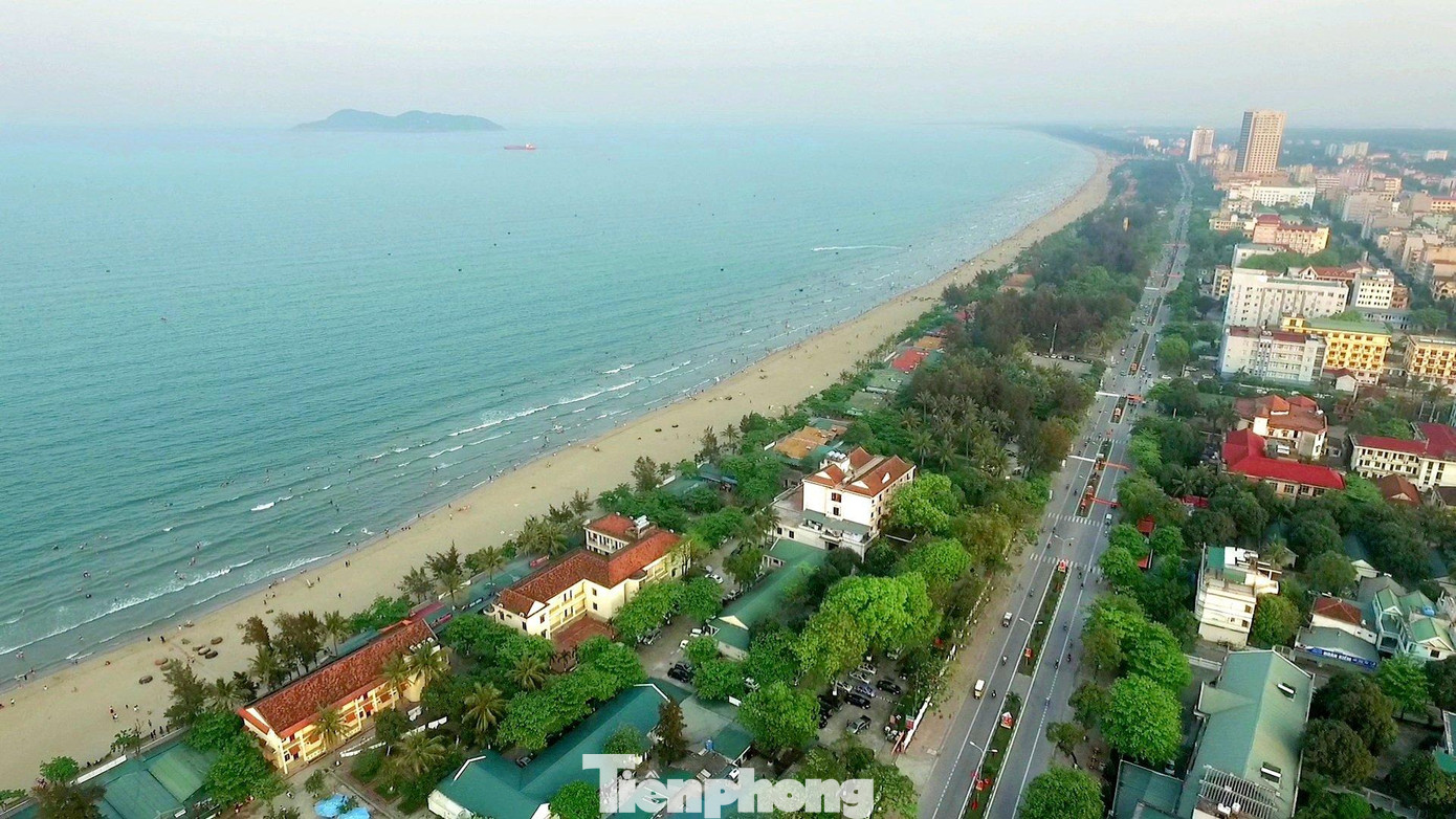 Hiện dọc bờ biển Cửa Lò có hơn 220 công trình, ki-ốt, nhà hàng bán dịch vụ ăn uống. Việc này khiến bờ biển bị bịt kín. Trong số đó có 2 hộ dân, một đơn vị viễn thông và một khu nhà nghỉ dưỡng 382 Bộ Công an.