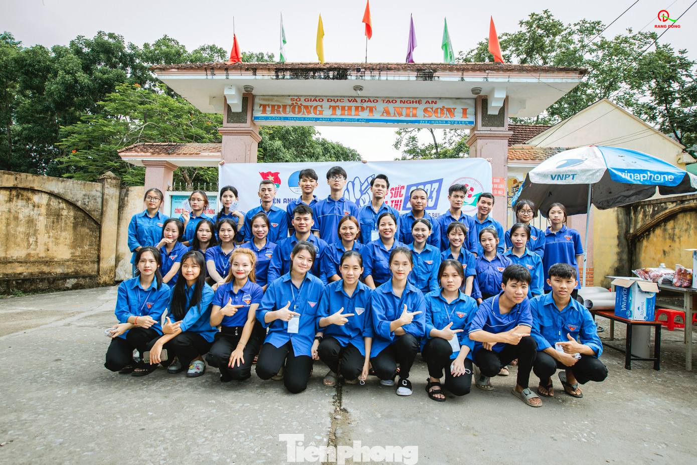 Hơn 200 đội hình tình nguyện, với hơn 2.700 thanh niên tỉnh Nghệ An đã triển khai nhiều hoạt động ý nghĩa nhằm hỗ trợ tối đa cho sĩ tử tại 70 điểm thi trên địa bàn toàn tỉnh trong kỳ thi tốt nghiệp THPT năm 2023. Ảnh: Rạng Đông.