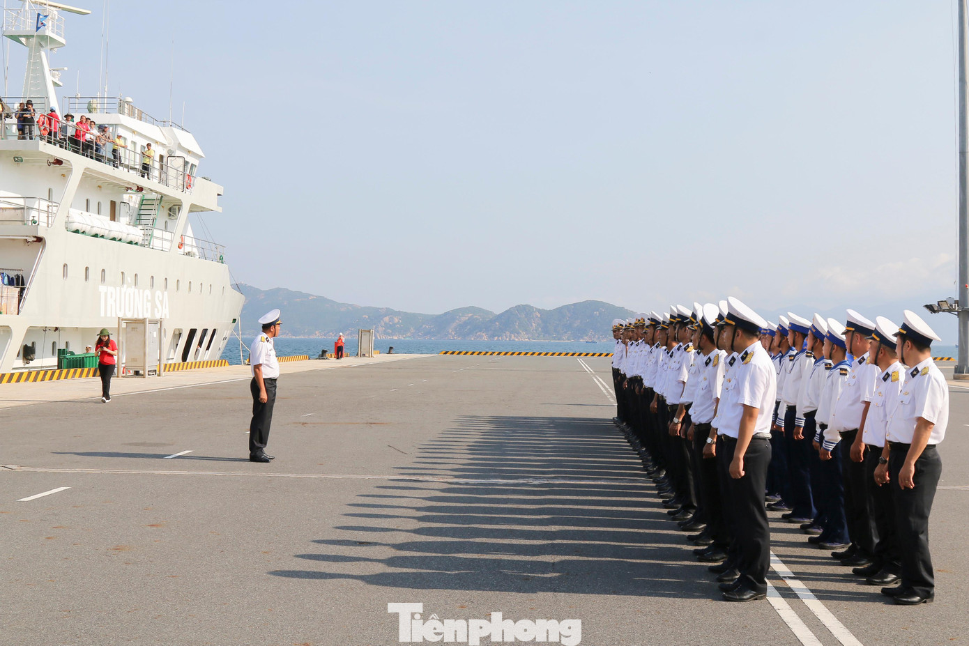 Cán bộ, chiến sỹ Vùng 4 Hải quân tiễn đoàn công tác ra thăm và làm việc tại Quần đảo Trường Sa. Cán bộ, chiến sỹ Vùng 4 Hải quân tiễn đoàn công tác ra thăm và làm việc tại Quần đảo Trường Sa.