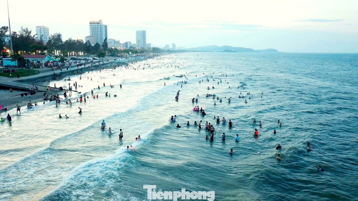 Càng về cuối chiều những ngày cuối tuần, du khách về với biển Cửa Lò để tắm giải nhiệt càng lúc càng đông.