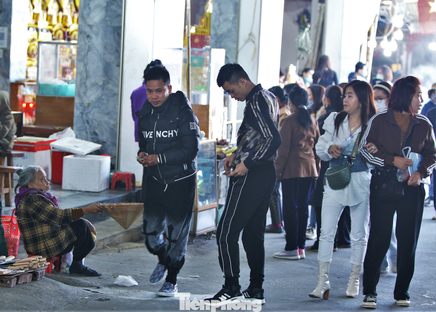 Dọc lối vào đền vẫn xuất hiện tình trạng một số người xin tiền du khách, gây phản cảm. Ông Trịnh Công Minh - Phó Ban Quản lý Khu di tích Đền Củi cho biết, mỗi ngày có 800-.1.000 lượt khách đến đền hành hương, dâng lễ. Dù thời tiết nắng ấm, số lượng khách giảm hơn các năm trước. Còn tình trạng ăn xin, nhét tiền lẻ hay sử dụng trên mâm cũng vẫn diễn ra nhưng đã giảm đáng kể. Ban quản lý thường xuyên phát loa tuyên truyền cho người dân song tình trạng này vẫn tiếp diễn", ông Minh nói.