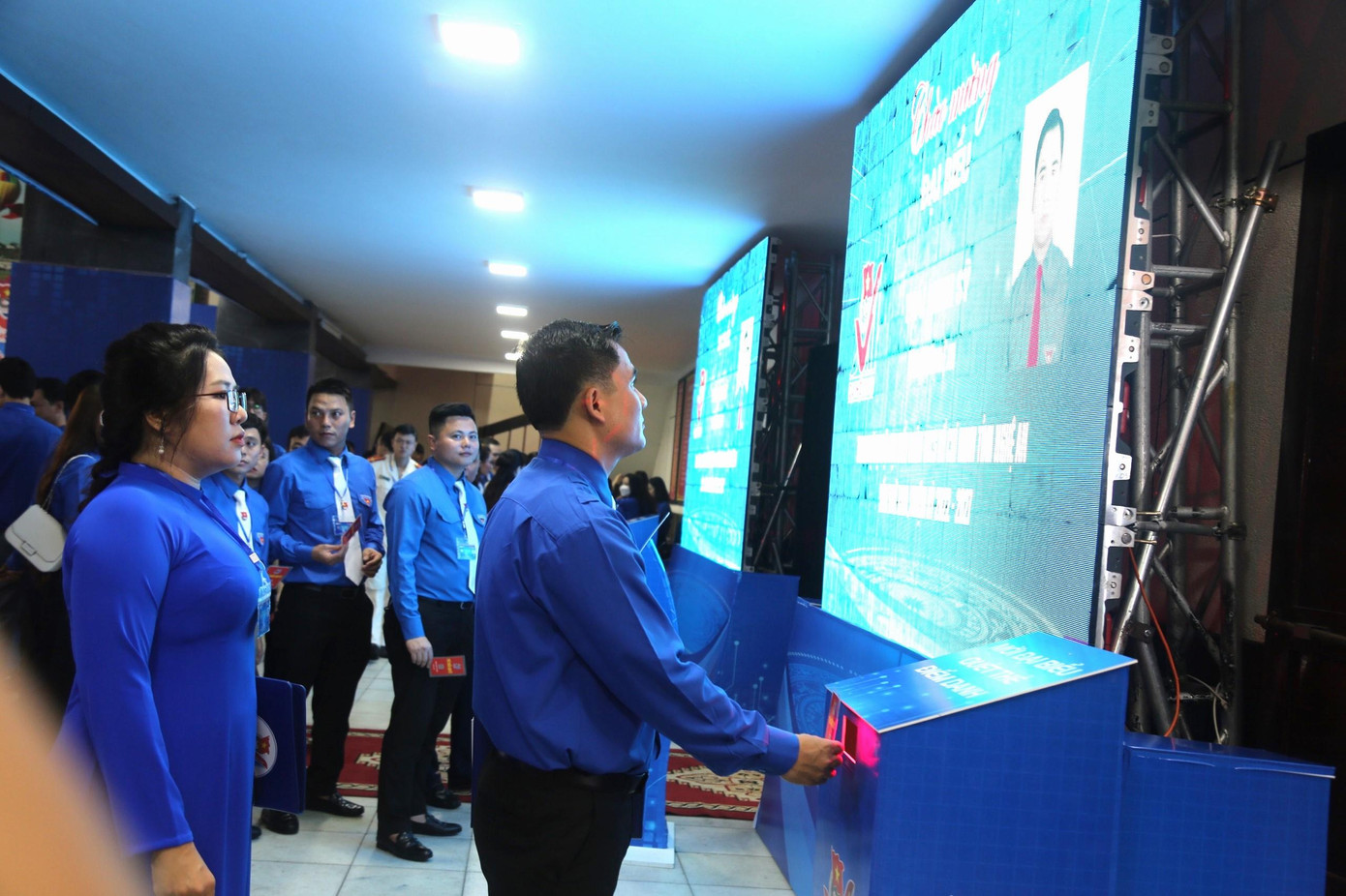 Các đại biểu quét mã QR điểm danh trước khi vào Hội trường. Các đại biểu quét mã QR điểm danh trước khi vào Hội trường.