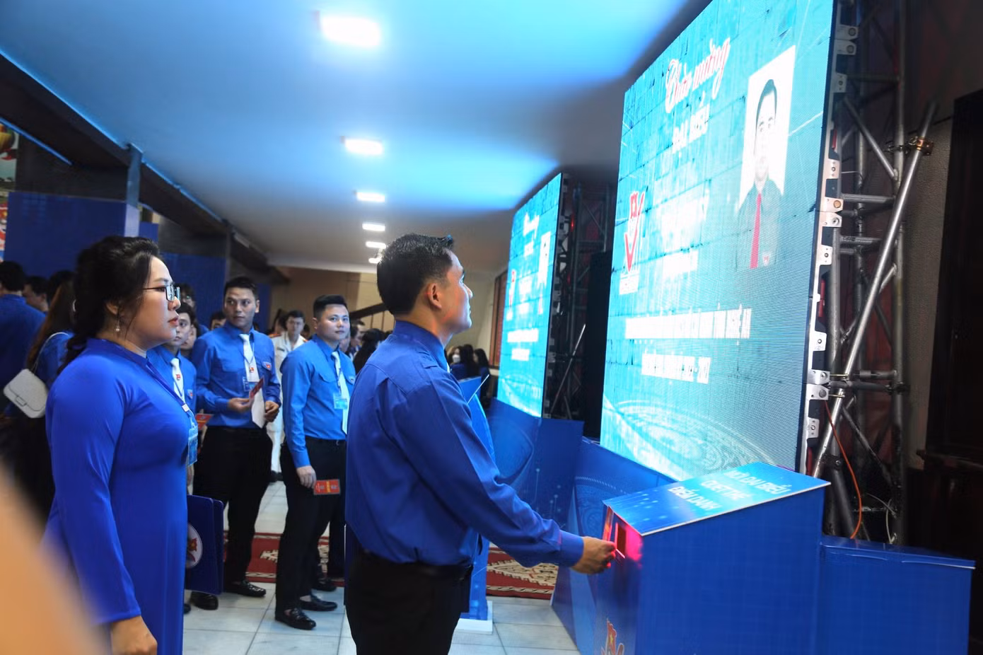 Các đại biểu quét mã QR điểm danh trước khi vào Hội trường.