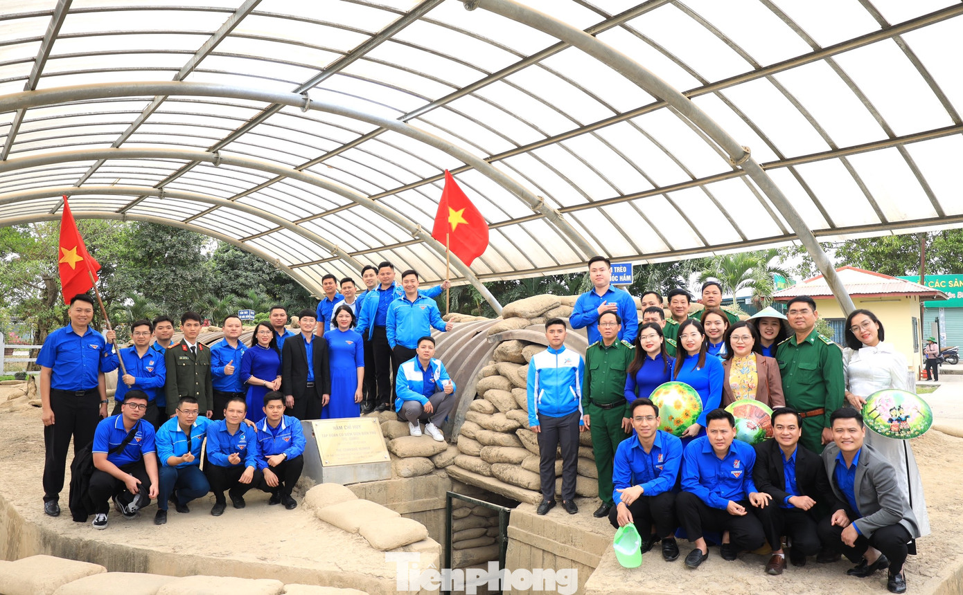 Đoàn công tác thăm và chụp hình lưu niệm tại Hầm chỉ huy Tập đoàn cứ điểm Điện Biên Phủ.