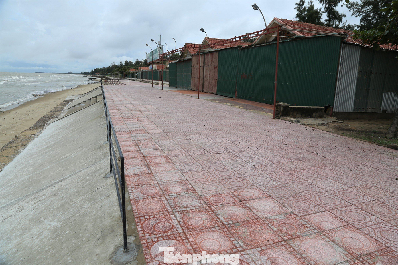 Các ki ốt kinh doanh của tiểu thương trên bãi biển Cửa Lò đã đóng kín cửa, không người trú ngụ lại ki ốt.