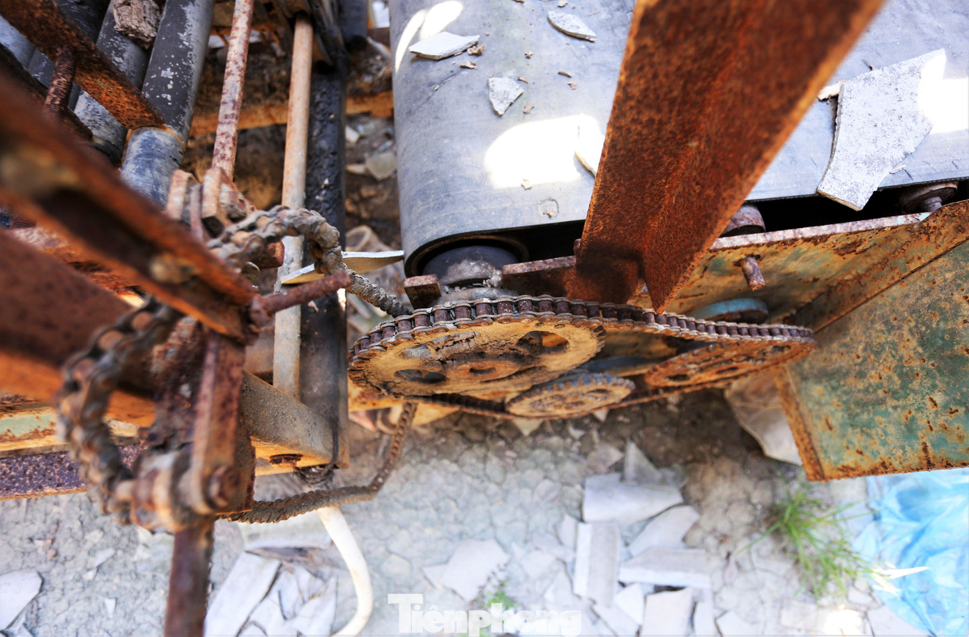 Khi Xí nghiệp Gạch Trung Đô Hồng Lĩnh chuyển đến vị trí sản xuất mới, nơi đây trở nên đổ nát, máy móc, thiết bị hư hỏng, phơi mưa, phơi nắng. Khi Xí nghiệp Gạch Trung Đô Hồng Lĩnh chuyển đến vị trí sản xuất mới, nơi đây trở nên đổ nát, máy móc, thiết bị hư hỏng, phơi mưa, phơi nắng.