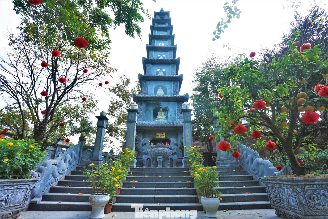 Phía tây điện thờ có một tòa tháp 9 tầng, cao 16 m.