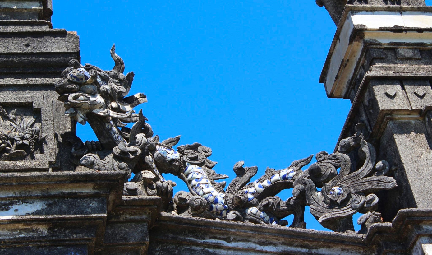 Những con rồng, nghê chầu hướng vào chính môn được đắp nổi rất đặc sắc. Trên thân các con rồng, nghê còn được khảm sành sứ tạo nên vẻ đẹp khác lạ. Những con rồng, nghê chầu hướng vào chính môn được đắp nổi rất đặc sắc. Trên thân các con rồng, nghê còn được khảm sành sứ tạo nên vẻ đẹp khác lạ.