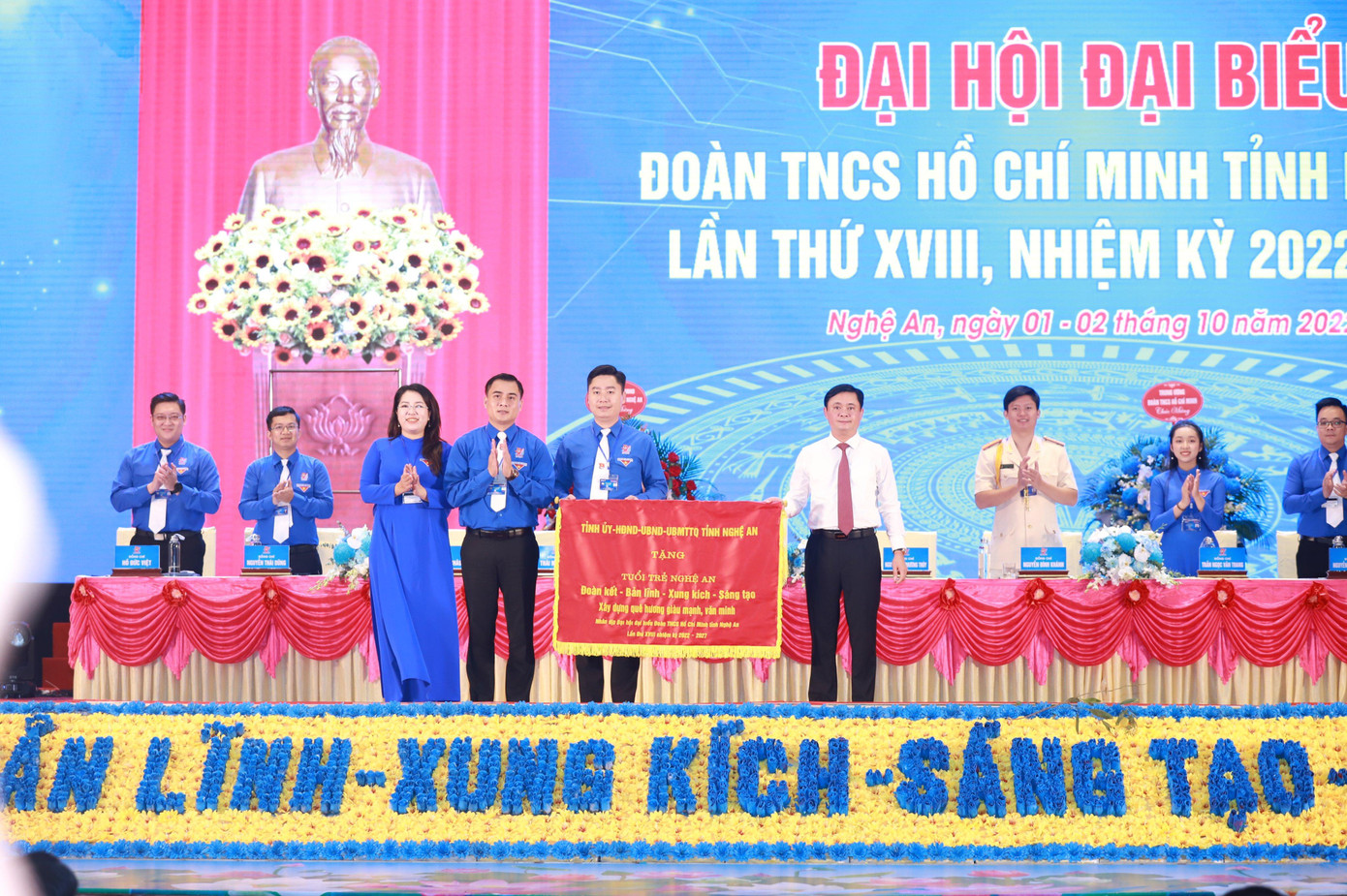Bí thư Tỉnh ủy Thái Thanh Quý tặng bức trướng “Tuổi trẻ Nghệ An: Đoàn kết – Bản lĩnh – Xung kích – Sáng tạo xây dựng quê hương giàu mạnh, văn minh”. Bí thư Tỉnh ủy Thái Thanh Quý tặng bức trướng “Tuổi trẻ Nghệ An: Đoàn kết – Bản lĩnh – Xung kích – Sáng tạo xây dựng quê hương giàu mạnh, văn minh”.