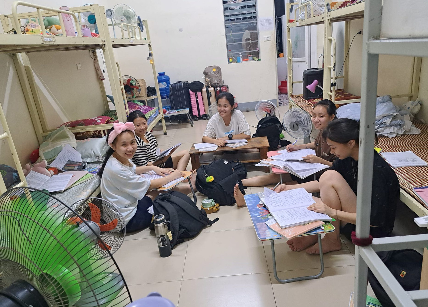 Cô Phan Thị Hồng (giáo viên dạy Ngữ văn trường PTDTNT THPT số 2 Nghệ An) chia sẻ, đầu năm học các em học sinh từng lớp sẽ gửi điện thoại cho cô chủ nhiệm nhờ cất giữ để tập trung học hành. Các em chỉ sử dụng khi cần gọi điện về cho người nhà. "Những ngày gần thi, cô nói sẽ trả lại điện thoại để các em gọi về nhà nhưng em nào cũng nói: “Không cô ơi, cô giữ giúp bọn em đến khi thi xong, bọn em sợ rơi hết chữ cô ạ. Các em ngoan, chăm và luôn tự giác học", cô Phan Thị Hồng chia sẻ.