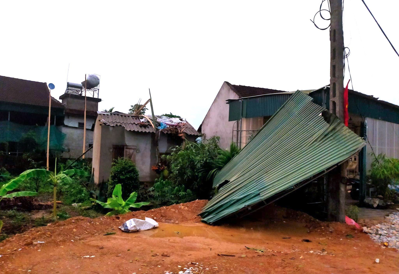 Ông Lê Hải Lý - Phó Chủ tịch UBND huyện Quỳ Châu (Nghệ An) cho biết, cơn giông lốc gây thiệt hại nặng nề không chỉ nhà dân mà nhiều trường học cũng bị hư hỏng mái. Hiện địa phương đang thống kê thiệt hại, đồng thời hỗ trợ người dân trên địa bàn khắc phục hậu quả của trận giông lốc xảy ra chiều cùng ngày.