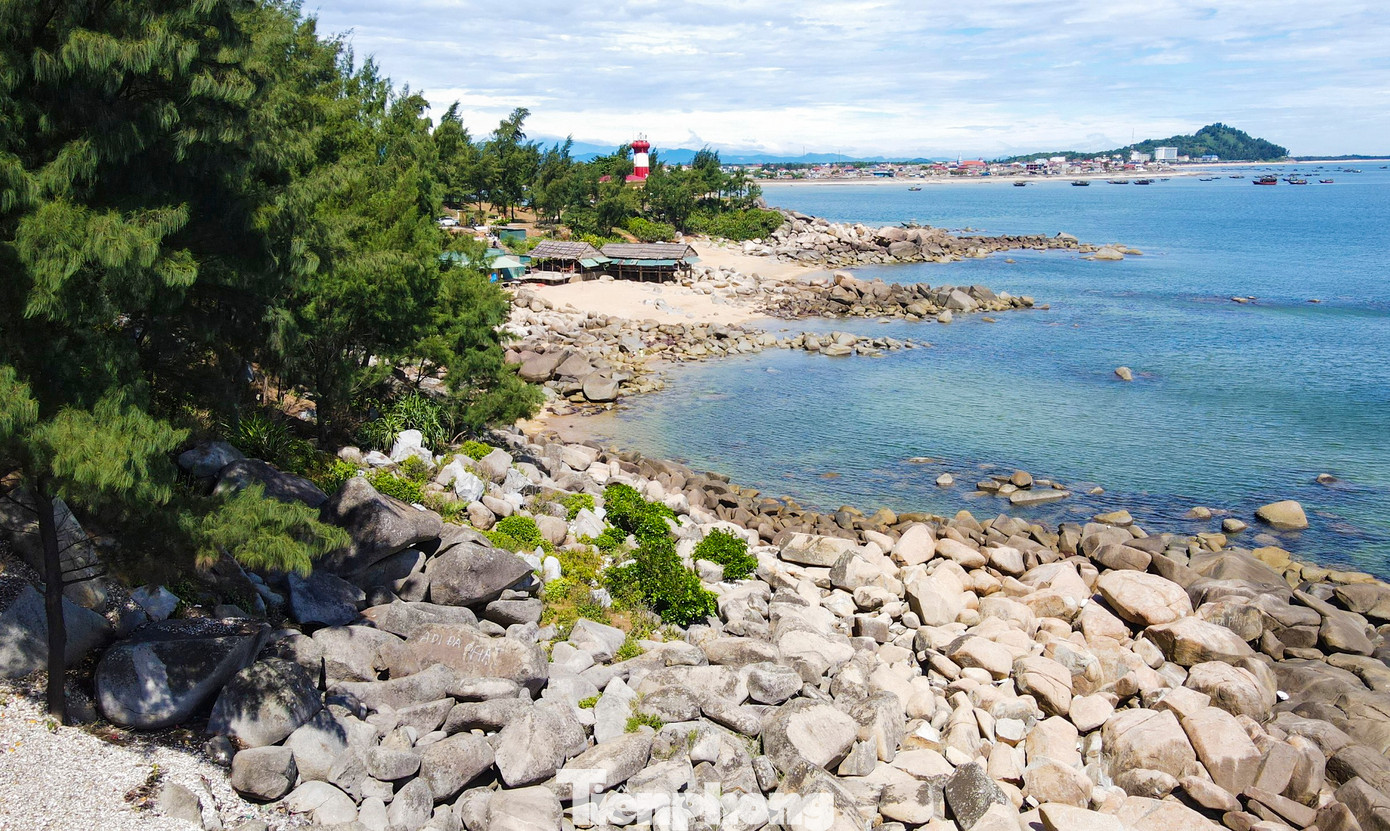 Bãi biển Cẩm Lĩnh (huyện Cẩm Xuyên, tỉnh Hà Tĩnh) cách bãi tắm Thiên Cầm khoảng 2 km, chưa được quy hoạch để phát triển du lịch nên còn khá hoang sơ. Bãi biển nằm trên tuyến đường liên huyện ven biển Cẩm Xuyên – Kỳ Anh (còn gọi là đường quốc phòng ven biển) đoạn Cẩm Lĩnh - Kỳ Xuân dài hơn 11km.