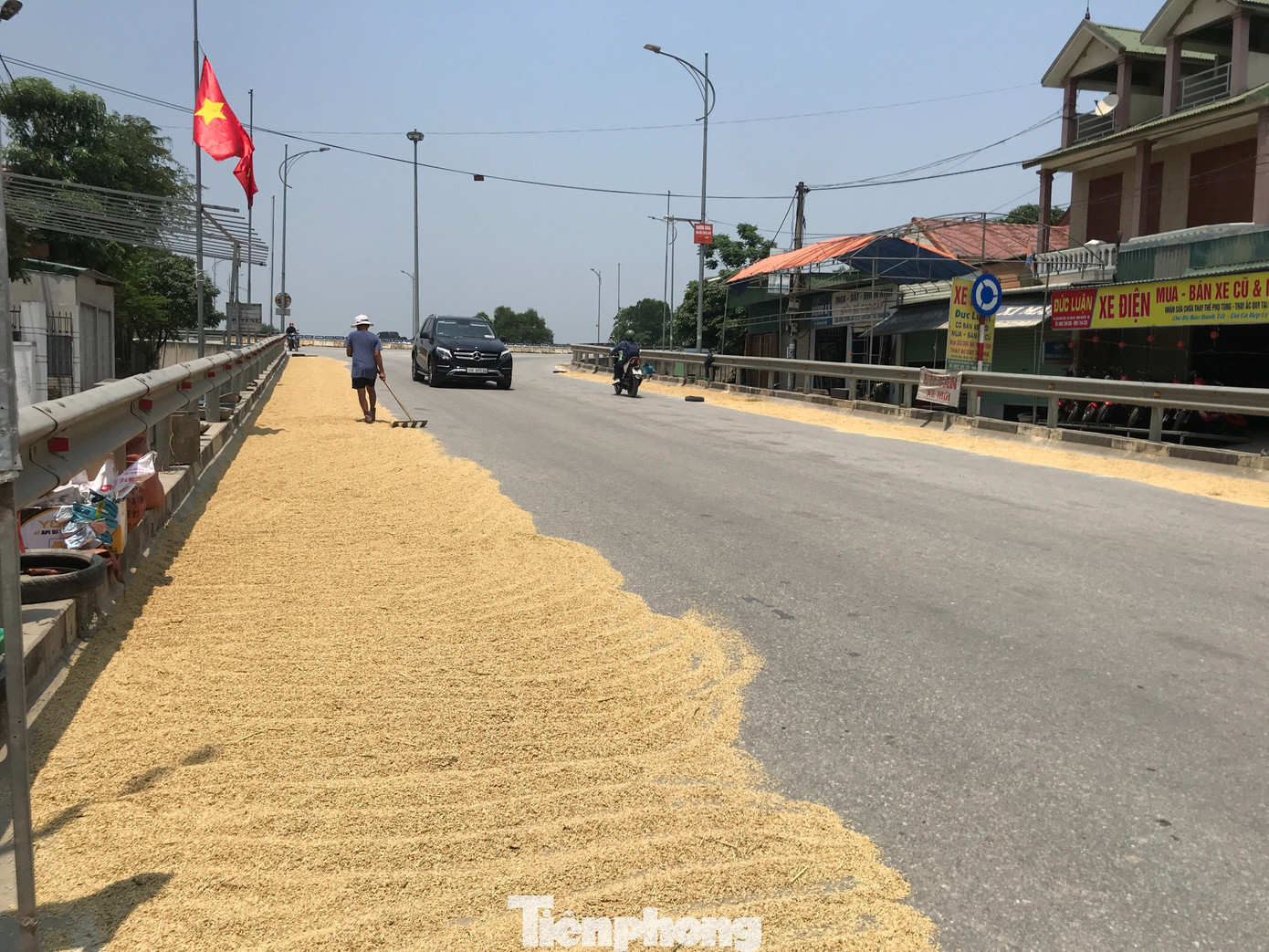 Tuyến tỉnh lộ 542C có mặt đường rất nhỏ nhưng người dân vẫn tận dụng 2 bên mặt đường để làm sân phơi lúa.