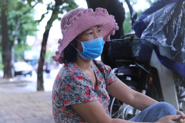 Ánh mắt lo lắng của phụ huynh trước cổng trường.