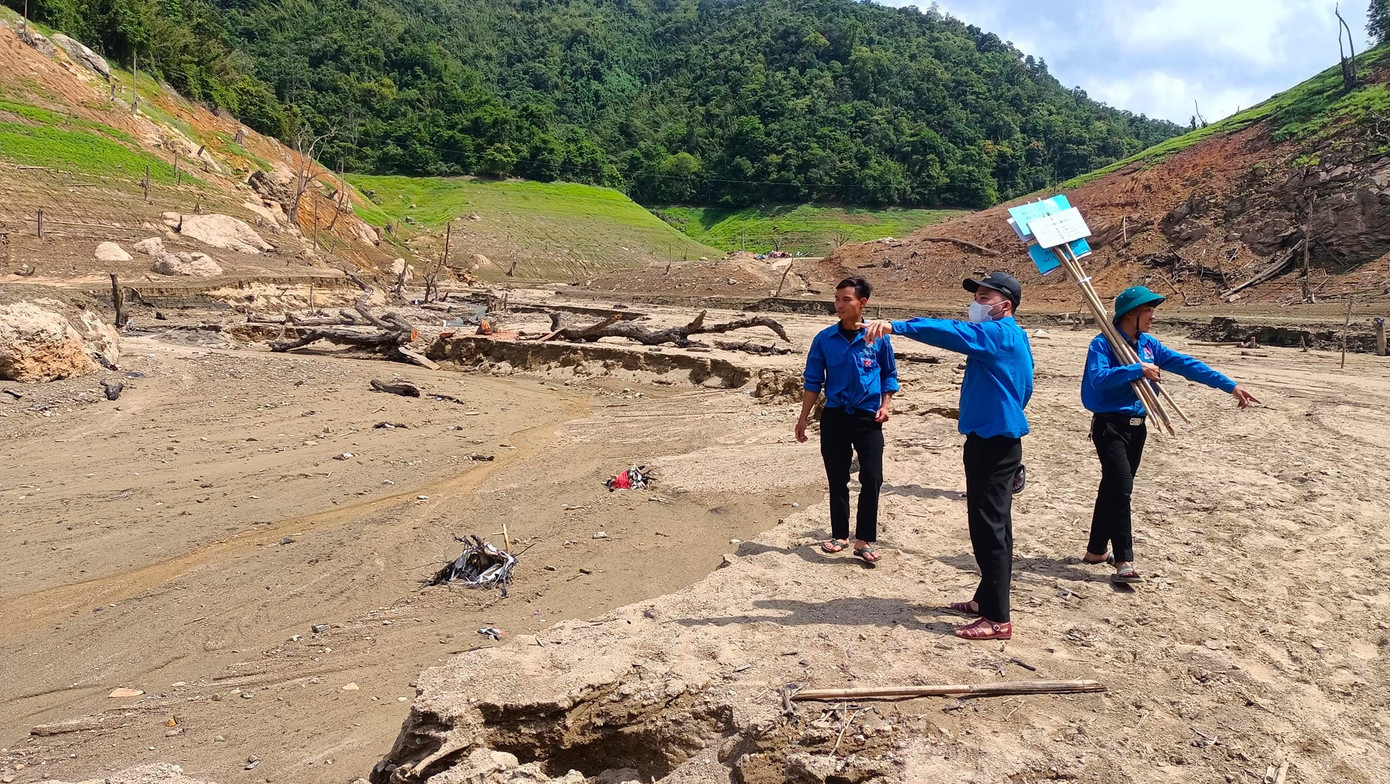 Nhận thấy việc đi bộ dưới bùn đất của lòng hồ vừa rút cạn nước rất nguy hiểm, có thể sa lầy vào những chỗ bùn sâu nên cán bộ xã Hữu Khuông và đoàn viên thanh niên xã đã tổ chức nhiều buổi đi khảo sát các vị trí nguy hiểm và cắm biển cảnh báo.