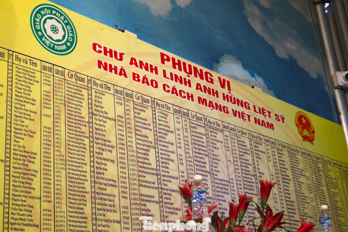 Danh sách 511 anh linh anh hùng liệt sĩ nhà báo cách mạng Việt Nam được in to, rõ ràng treo trang trọng trên bàn thờ trong ngôi chùa.