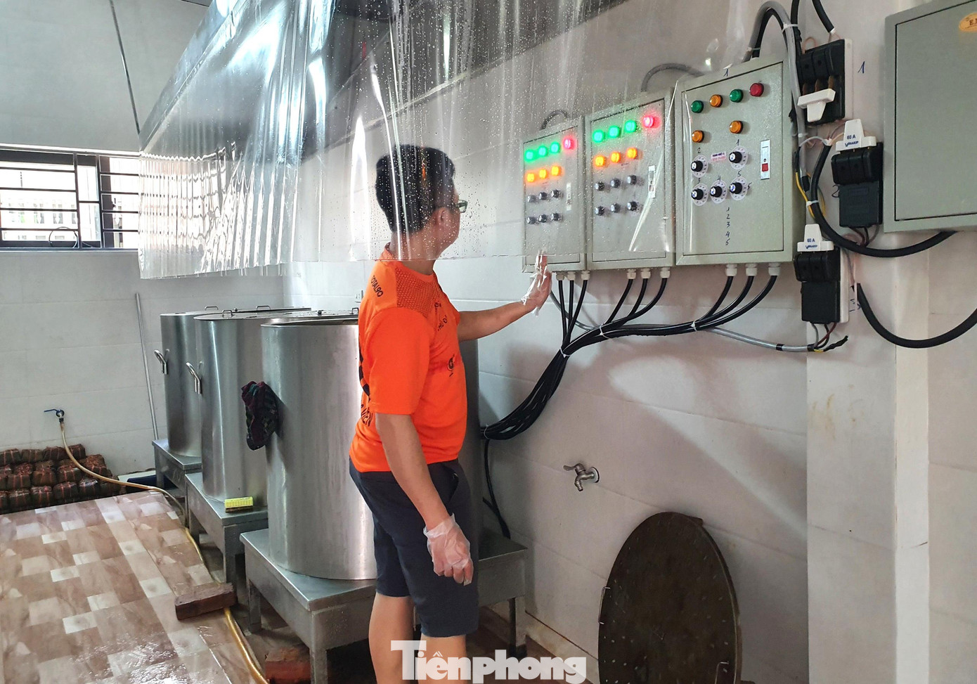 Số lượng bánh quá lớn, nhiều cơ sở làm bánh chưng nơi đây đã phải đầu tư nồi điện cỡ lớn để luộc bánh.