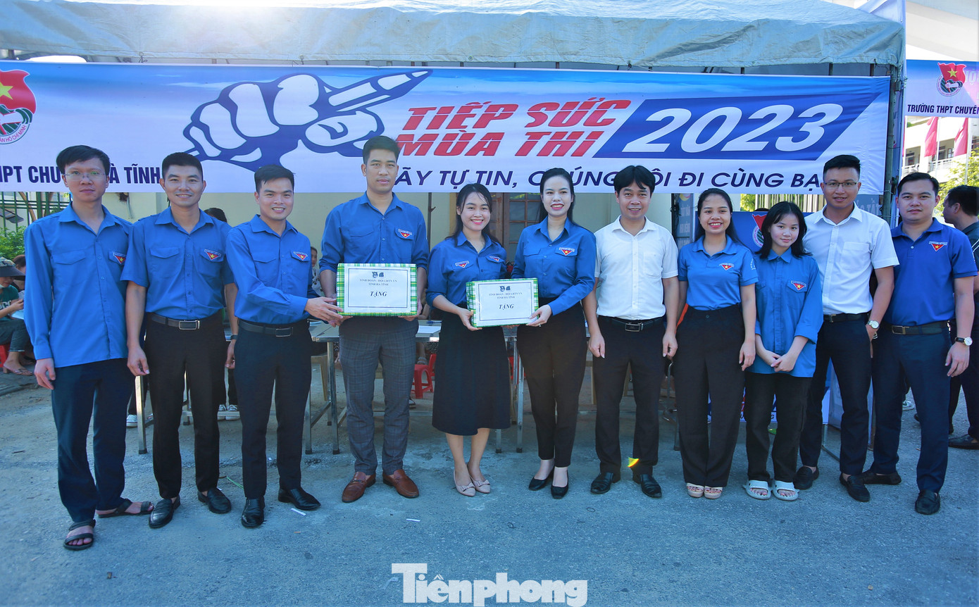 Bí thư Tỉnh Đoàn Hà Tĩnh Nguyễn Ny Hương tới động viên các nhóm tình nguyện tại các địa điểm thi. Năm nay, Tỉnh Đoàn đưa ra nhiều chương trình hỗ trợ sinh viên gặp khó khăn khi tham dự kỳ thi.