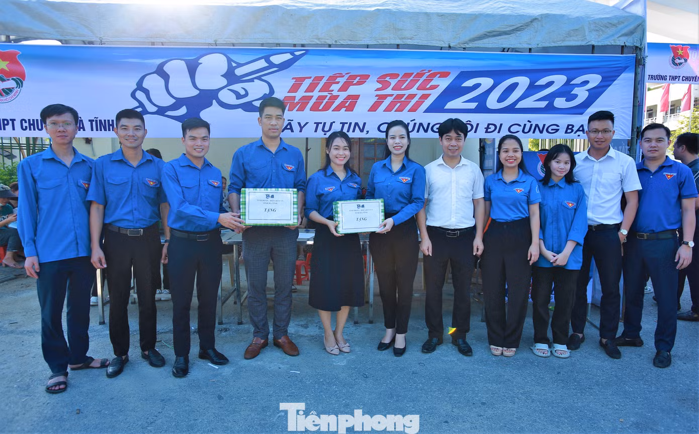 Bí thư Tỉnh Đoàn Hà Tĩnh Nguyễn Ny Hương tới động viên các nhóm tình nguyện tại các địa điểm thi. Năm nay, Tỉnh Đoàn đưa ra nhiều chương trình hỗ trợ sinh viên gặp khó khăn khi tham dự kỳ thi.