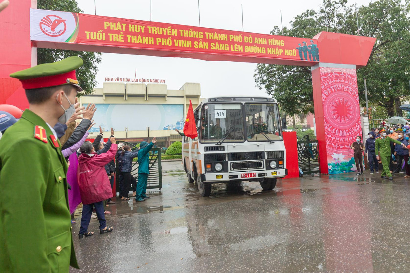 Đại tá Đinh Bạt Văn - Phó Chỉ huy trưởng, Tham mưu trưởng Bộ Chỉ huy Quân sự tỉnh Nghệ An cho biết, 100% các tân binh đã tiêm đủ mũi cơ bản vắc-xin phòng COVID-19. Tuy nhiên, các tân binh trước khi lên đường nhập ngũ sẽ phải có kết quả xét nghiệm âm tính trong vòng 48 tiếng; những trường hợp nào dương tính sẽ được nhập ngũ sau. Ảnh: Xuân Thủy.