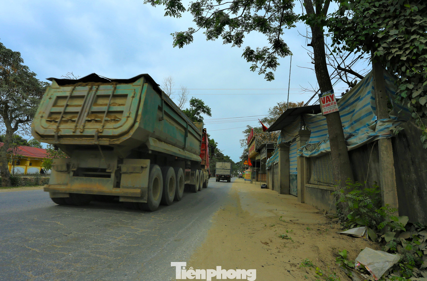 Nhiều nhà dân phải căng bạt để chắn bớt bụi. Tuy nhiên, việc làm này cũng chẳng giảm được bụi bay vào nhà khi lượng xe tải, xe ben chạy qua liên tục bất kể ngày hay đêm.