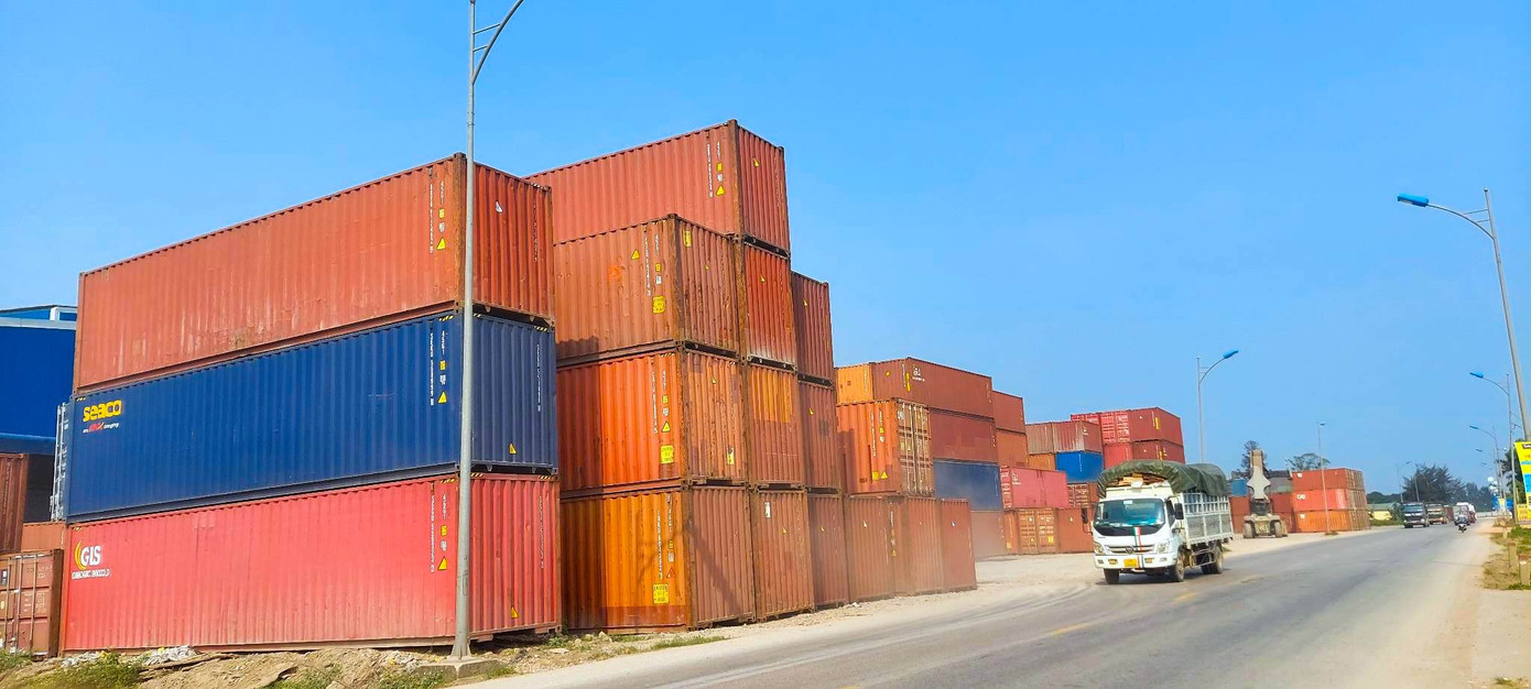 Nhiều tháng qua người dân lưu thông trên tỉnh lộ 536, đoạn qua địa bàn xã Khánh Hợp (huyện Nghi Lộc, Nghệ An) khiếp sợ bởi cả "núi container" xếp ngay bên lề đường.