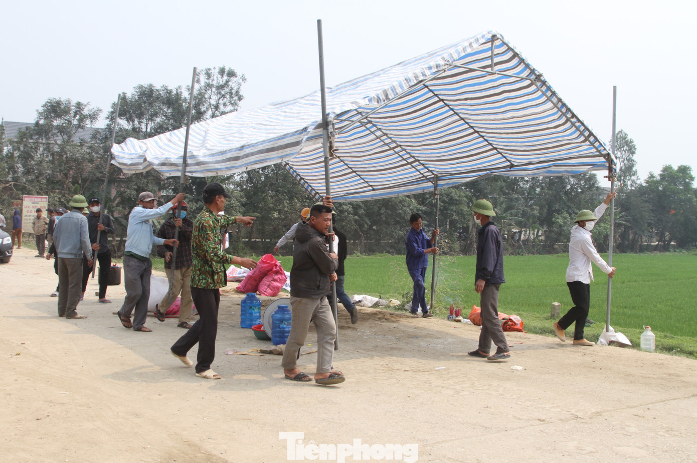 Chiếc rạp được dựng lên để cơ quan chức năng khám nghiệm và để gia đình làm nghi lễ khâm liệm cho các nạn nhân. Chiếc rạp được dựng lên để cơ quan chức năng khám nghiệm và để gia đình làm nghi lễ khâm liệm cho các nạn nhân.