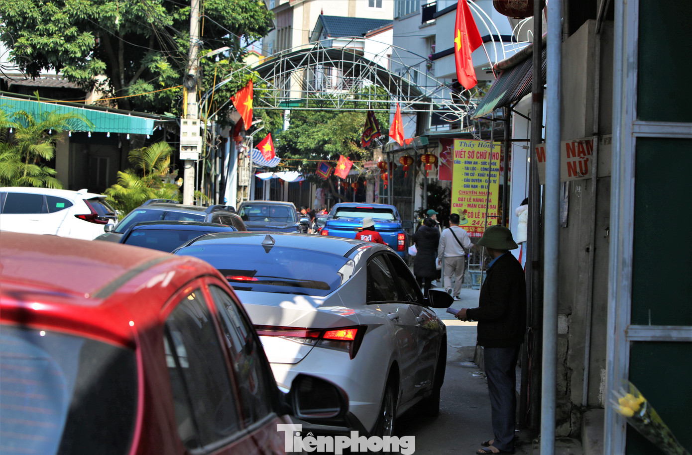 Lượng người đổ về đông khiến lối vào đền chật kín. Ban quản lý khu di tích đền đã bố trí các bãi đỗ xe song không đủ đáp ứng khiến du khách phải dựng ở các bãi xe của nhà dân dọc quốc lộ 1A.