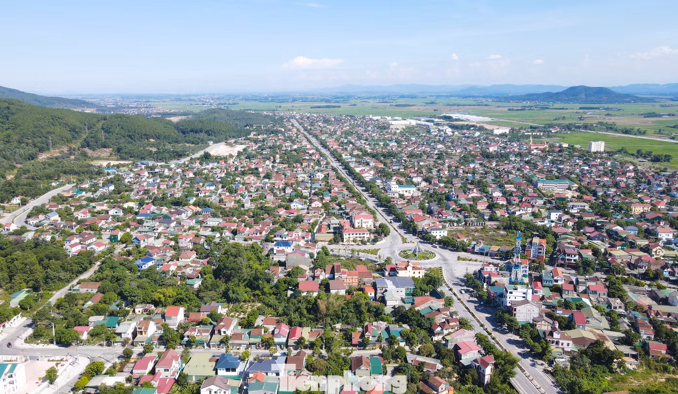 Thị xã Hồng Lĩnh nằm ở phía bắc tỉnh Hà Tĩnh. Đây là đô thị đang phát triển của tỉnh với các cụm, khu công nghiệp và các dự án lớn. Tuy nhiên, nhiều năm qua, hàng loạt khu đất nằm ở vị trí trung tâm đã thu hồi song chậm đấu giá, bàn giao cho nhà đầu tư khác khiến các khu "đất vàng" này bị bỏ hoang, nhếch nhác.