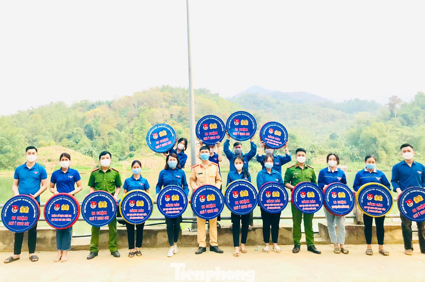 Chị Lô Thị Lan - Bí thư Đoàn thị trấn Thạch Giám (huyện Tương Dương) cho biết, nhằm nâng cao ý thức về công tác phòng tránh tai nạn thương tích cho trẻ, đặc biệt là tai nạn đuối nước, Đoàn Thanh niên thị trấn Thạch Giám đã phối hợp với Đoàn Thanh niên Công an huyện Tương Dương làm biển cảnh báo đuối nước bằng lốp xe cũ lắp đặt các bãi tắm, điểm đỗ ghe thuyền tại khu vực sông, suối.