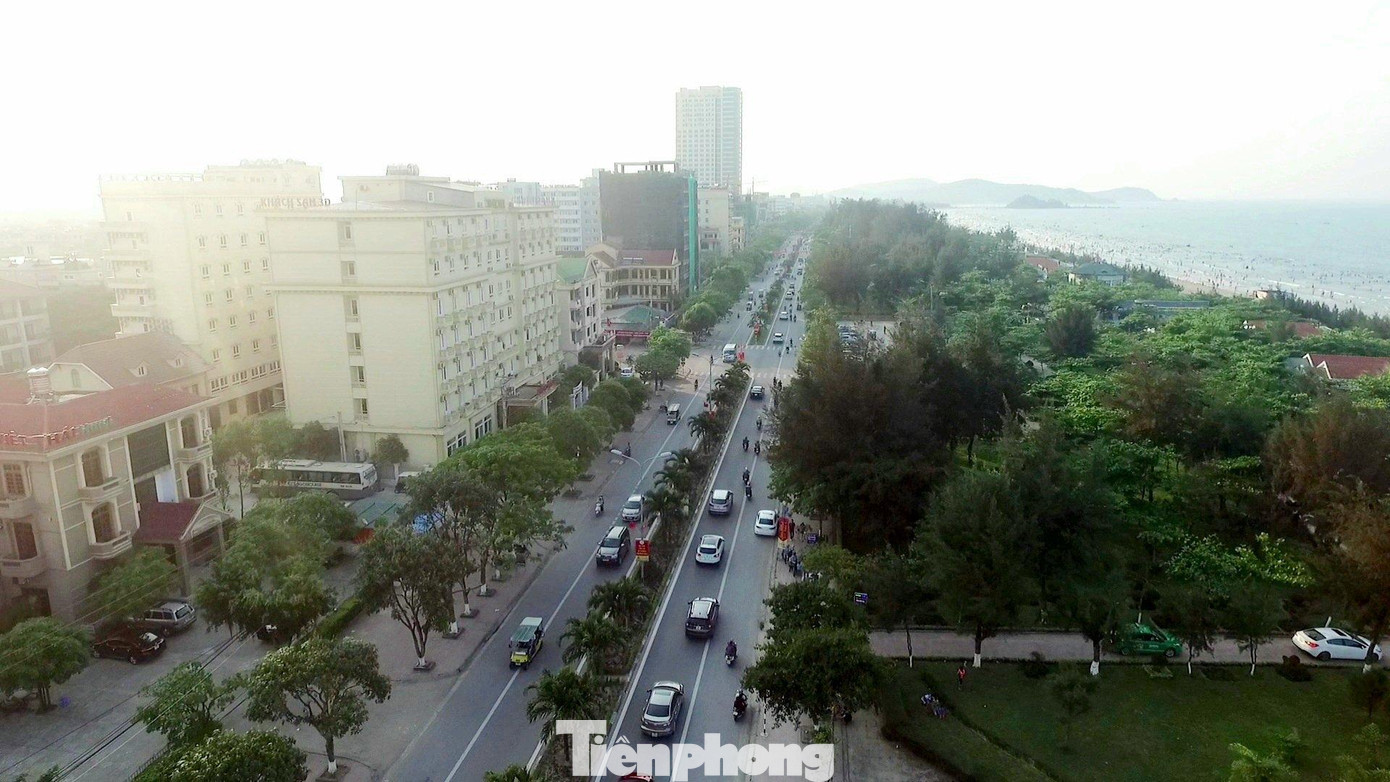 Được biết, ngoài kế hoạch làm đẹp bãi biển, di dời 220 ki-ốt bám bờ biển thì TX. Cửa Lò cũng tiến hành nâng cấp, mở rộng đường Bình Minh chạy dọc bãi biển Cửa Lò để con đường khang trang, rộng rãi và sạch đẹp hơn.