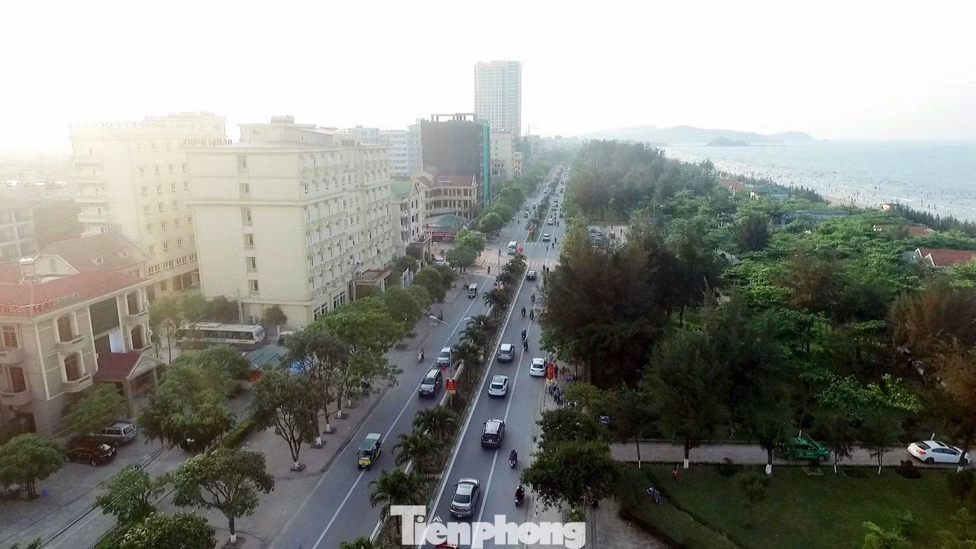 Được biết, ngoài kế hoạch làm đẹp bãi biển, di dời 220 ki-ốt bám bờ biển thì TX. Cửa Lò cũng tiến hành nâng cấp, mở rộng đường Bình Minh chạy dọc bãi biển Cửa Lò để con đường khang trang, rộng rãi và sạch đẹp hơn.