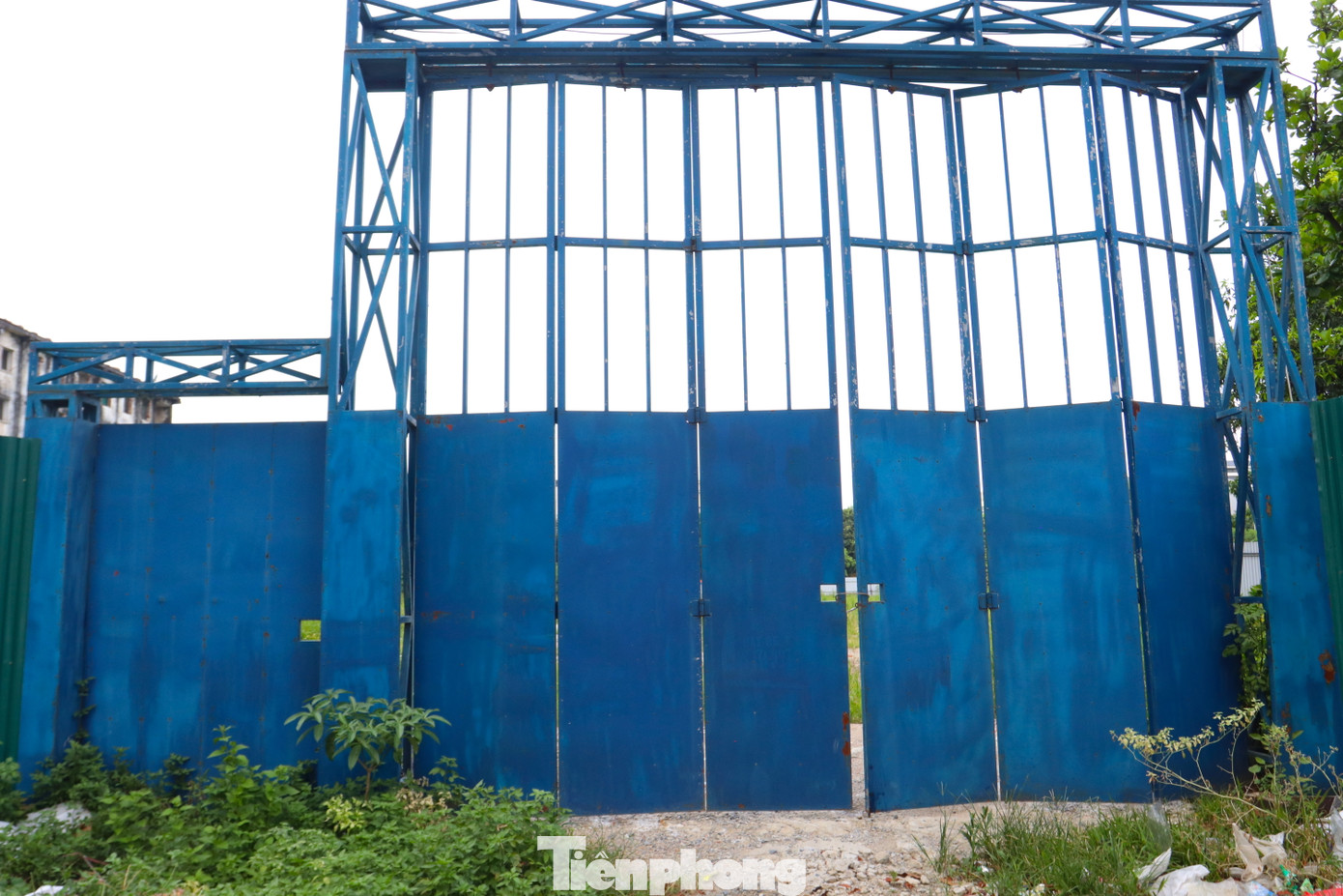 Hiện tại, cơ quan chức năng và đơn vị thi công đã làm hàng rào tôn bao vây xung quanh khu vực tòa nhà này để chuẩn bị thực hiện dự án mới.