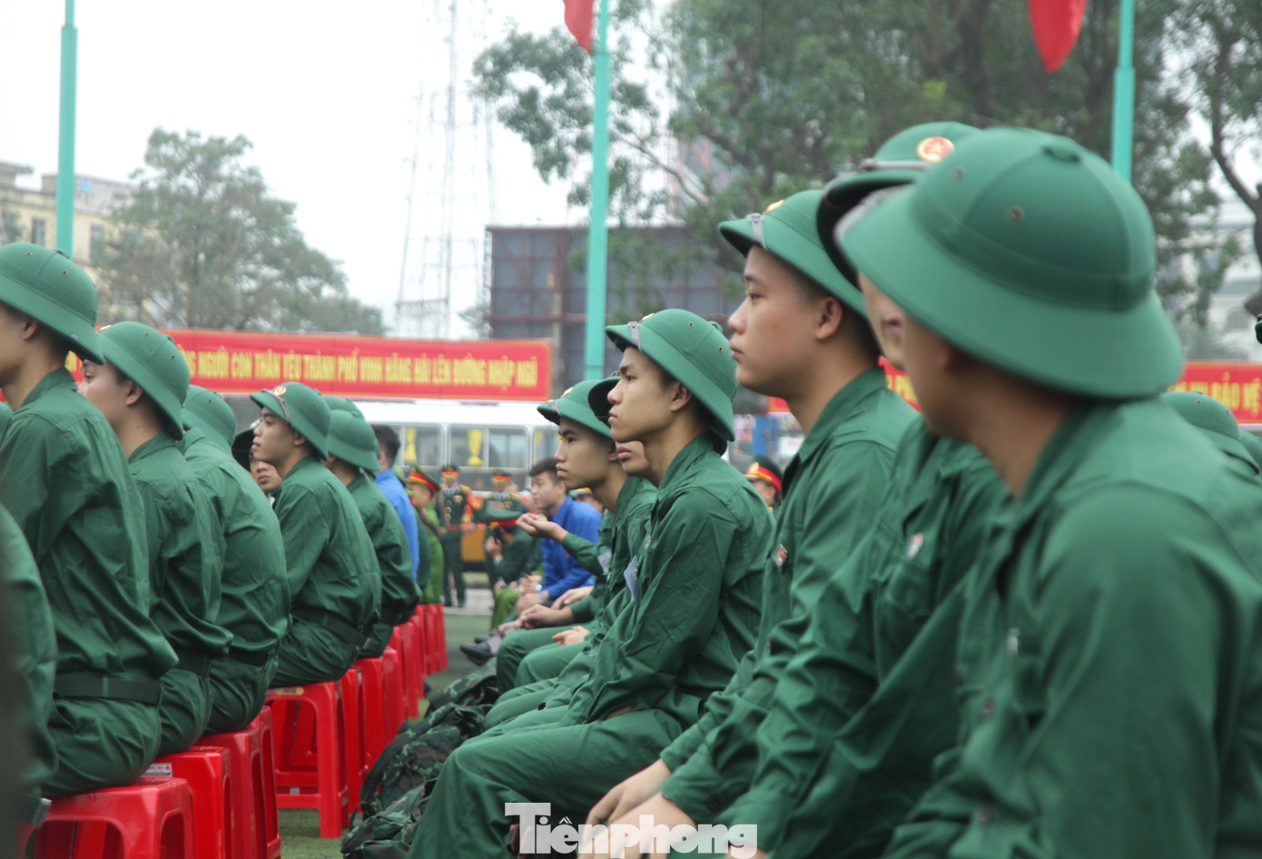 Trong số các công dân nhập ngũ có 6 đảng viên và 677 công dân viết đơn tình nguyện nhập ngũ; 1.315 thanh niên đã được học lớp bồi dưỡng đối tượng Đảng; 169 thanh niên có trình độ đại học, cao đẳng và trung cấp; dân tộc ít người có 735 thanh niên; 187 thanh niên có tôn giáo. Trong số các công dân nhập ngũ có 6 đảng viên và 677 công dân viết đơn tình nguyện nhập ngũ; 1.315 thanh niên đã được học lớp bồi dưỡng đối tượng Đảng; 169 thanh niên có trình độ đại học, cao đẳng và trung cấp; dân tộc ít người có 735 thanh niên; 187 thanh niên có tôn giáo.