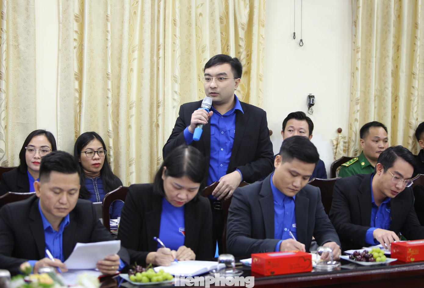 Đại diện Ban Thường vụ Tỉnh Đoàn Nghệ An trả lời câu hỏi của Bí thư Tỉnh ủy.