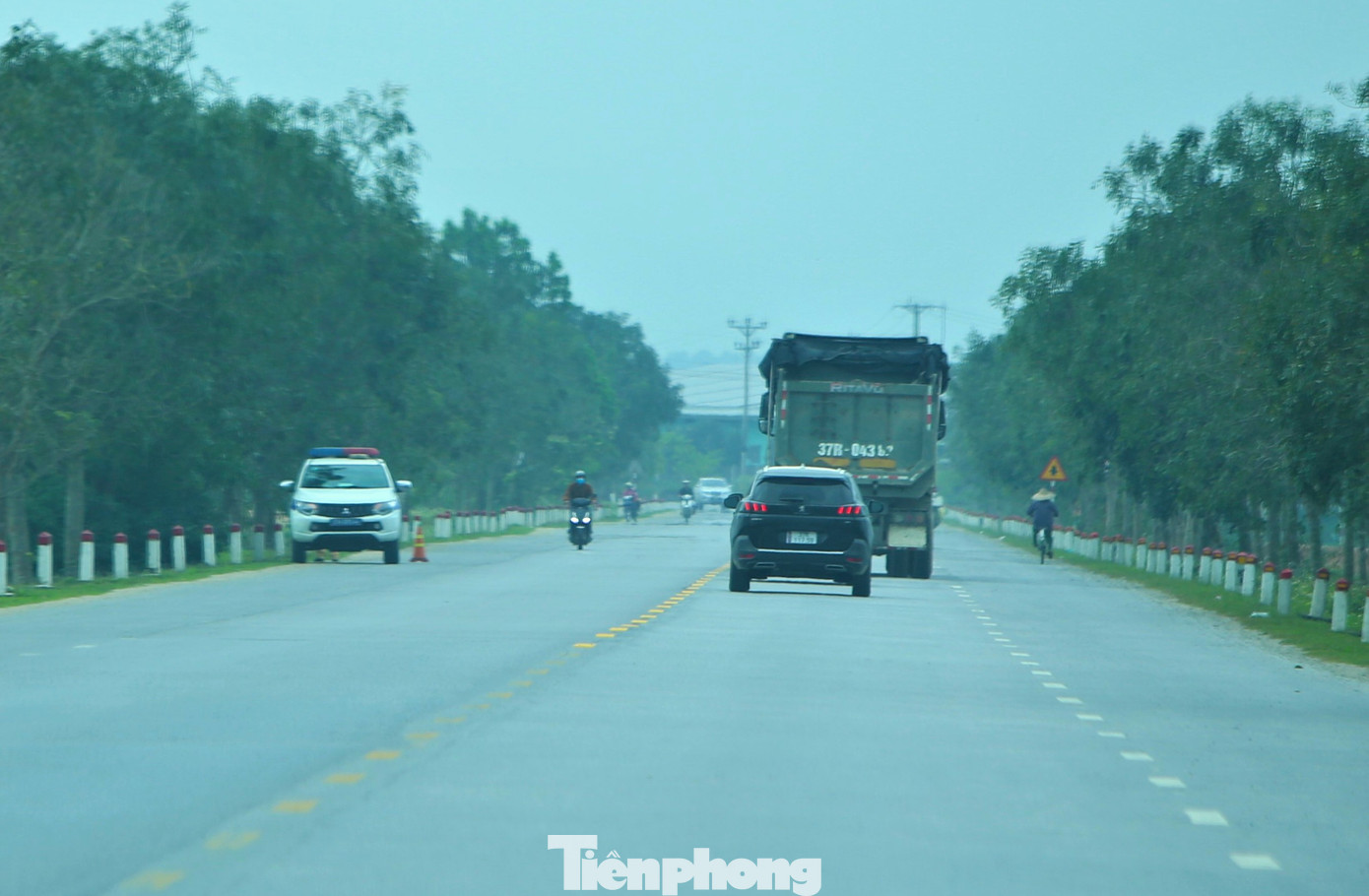 Những chiếc xe ben, xe đầu kéo lớn chạy nghênh ngang qua xe của CSGT trên quốc lộ 46, đoạn qua xã Nam Giang (huyện Nam Đàn).